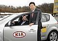 Präsident von Kia Motors Deutschland Jang-Won Sohn übergibt dem ADAC-Vizepräsidenten für Verkehr Ulrich Klaus Becker 200 Kia-Pkw. Foto: ADAC